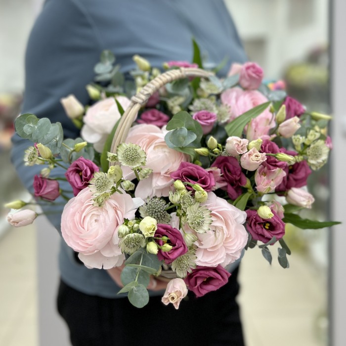 Эустомы и розовые ранункулюсы в маленькой корзине